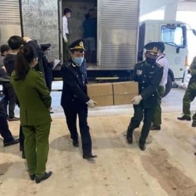 Ô tô chở hơn 1 tấn pháo và 2 tấn gỗ lậu không qua mắt được Hải quan